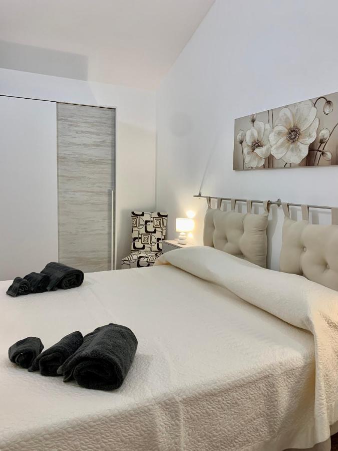 Casa Vacanza V&G Domus De Maria Exteriör bild