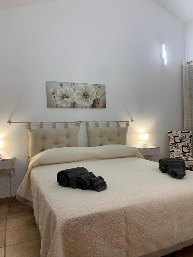 Casa Vacanza V&G Domus De Maria Exteriör bild